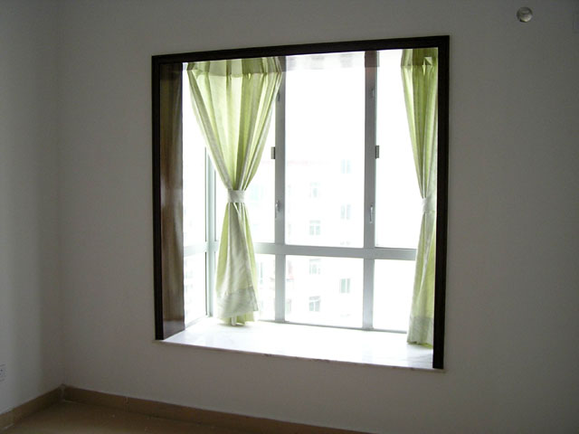 现代玻璃窗的窗户锁需要更换